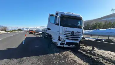 Otoyolda TIR Kazası: Bariyerlere Çarpma!