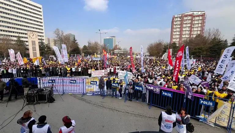 Kamu Çalışanları Yoksulluğa Karşı Sokakta!