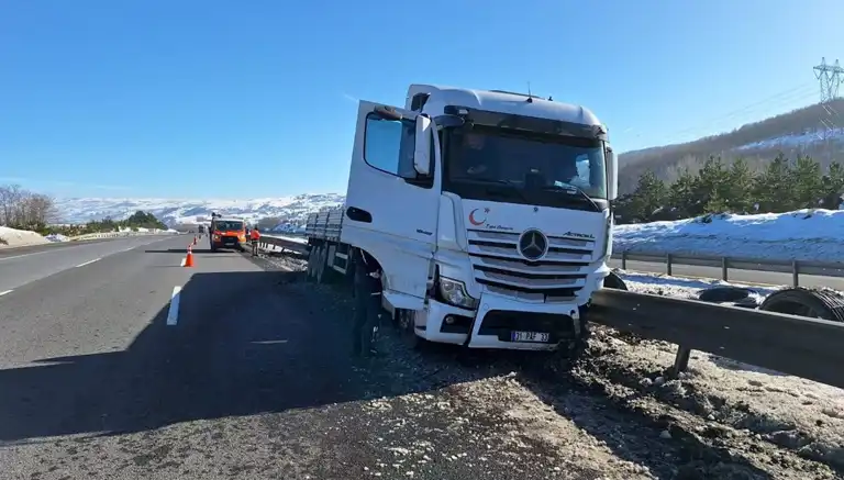 Otoyolda TIR Kazası: Bariyerlere Çarpma!
