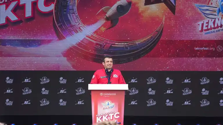 Bayraktar: TEKNOFEST, Milli Teknoloji Hamlesi'nin Meydanı